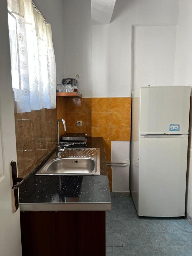 Nona'S Rooms Himare Bagian luar foto