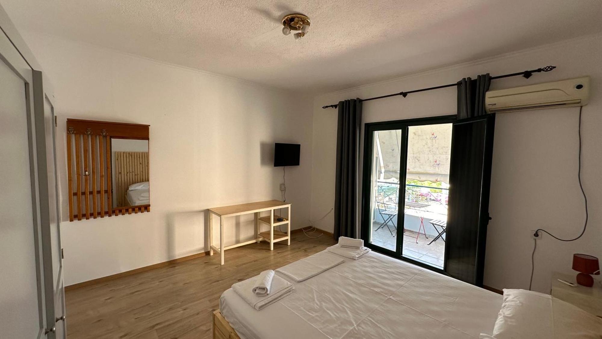 Nona'S Rooms Himare Bagian luar foto