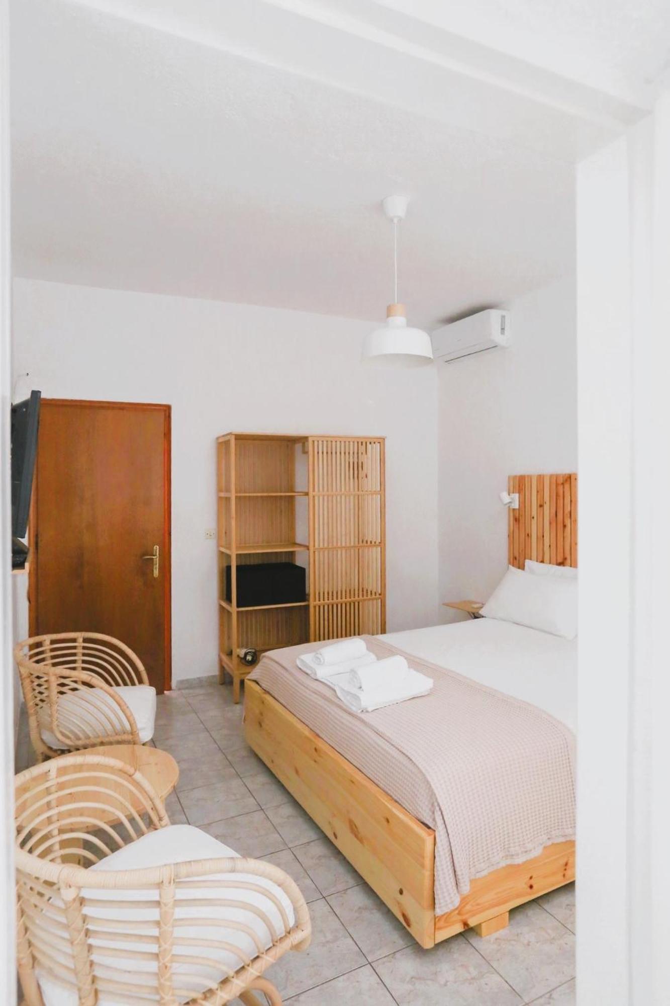Nona'S Rooms Himare Bagian luar foto