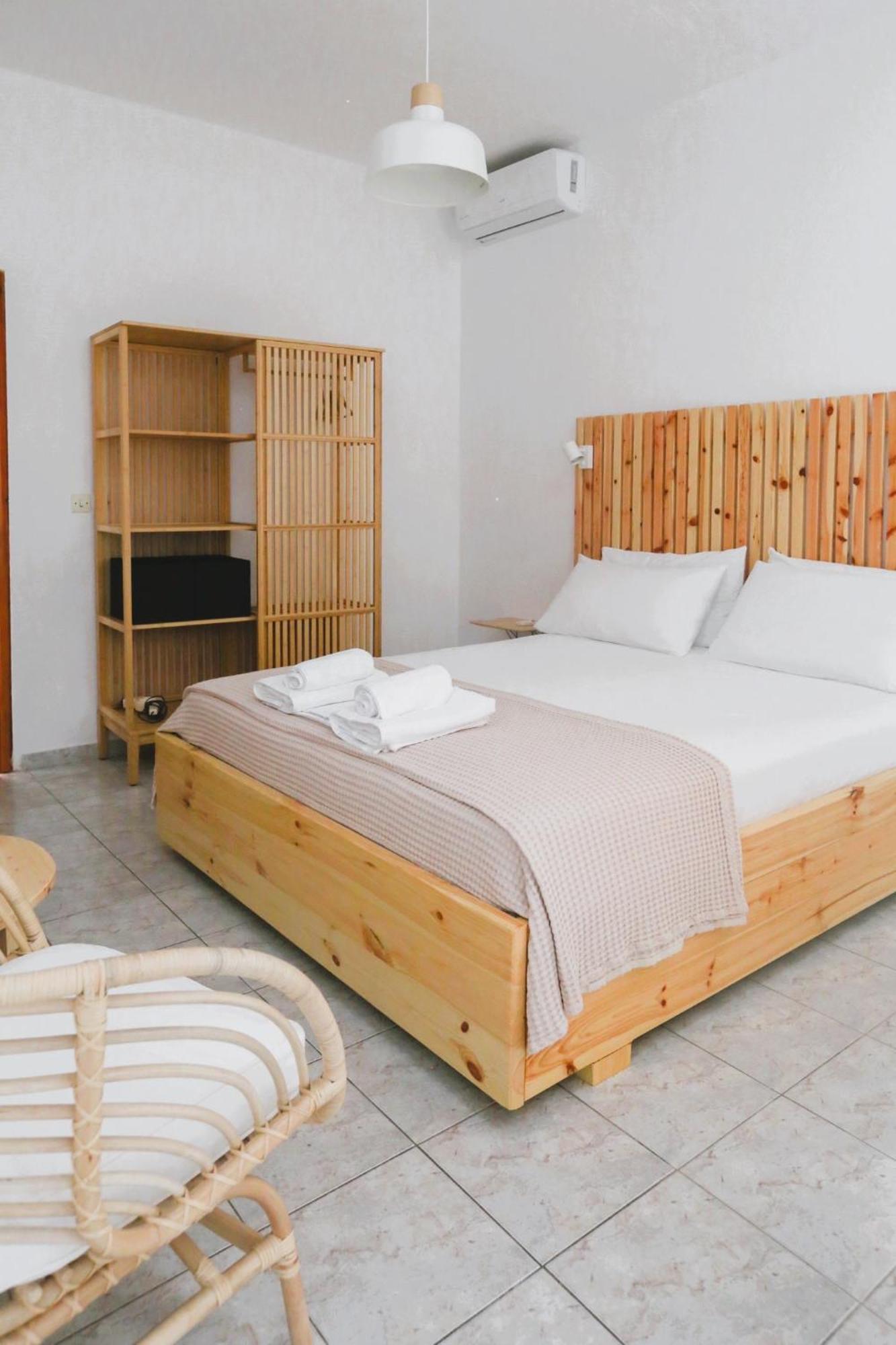 Nona'S Rooms Himare Bagian luar foto