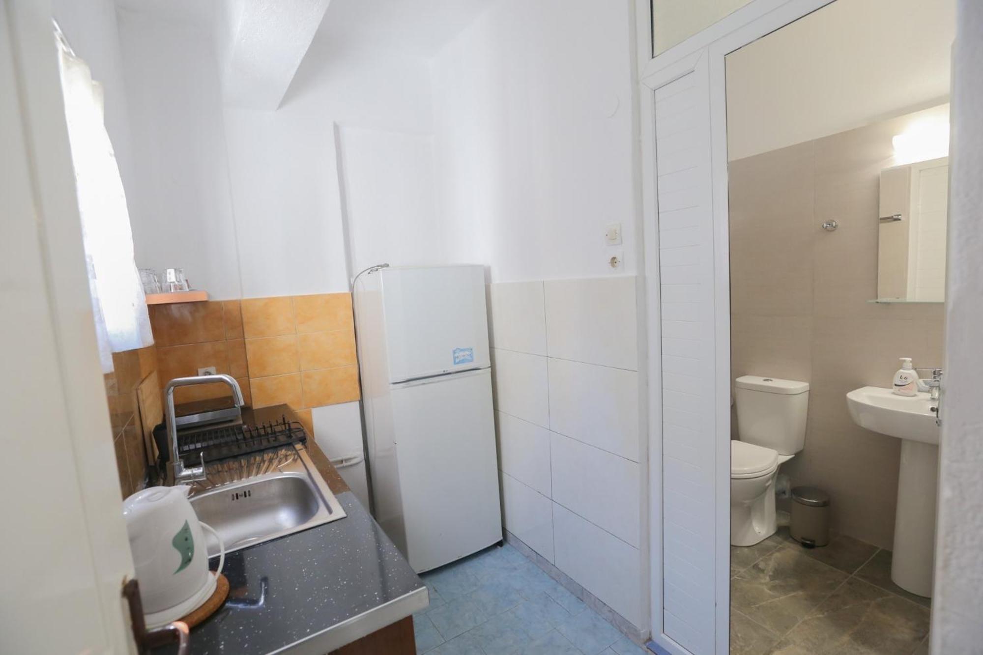 Nona'S Rooms Himare Bagian luar foto